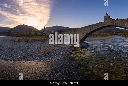 Vue aérienne de la ville de Bobbio et Gobbo Bridge of Devil au coucher du soleil. Vallée de Trebbia, Emilie Romagne, Piacenza, Italie Banque D'Images