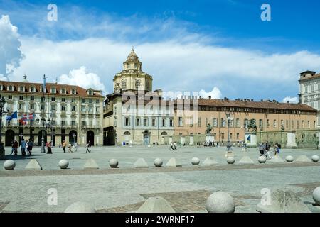 Vue de Piazza Castello, une place importante avec plusieurs complexes architecturaux importants et périmètre de portiques et façades élégants, Turin, pied Banque D'Images