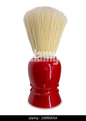 Brosse en mousse de rasage avec manche rouge isolé sur blanc avec chemin de coupe inclus Banque D'Images