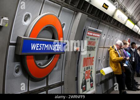 Londres, Royaume-Uni. 13 mars 2024. Les navetteurs vus à la station de métro Westminster dans le centre de Londres. (Photo Steve Taylor/SOPA images/SIPA USA) crédit : SIPA USA/Alamy Live News Banque D'Images