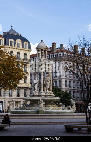 Place des Jacobins et sa fontaine à Lyon, dans le quartier de la Presqu’île Banque D'Images
