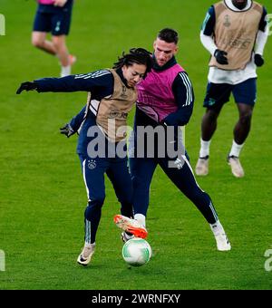 Kian Fitz-Jim de l'Ajax et Branco van den Boomen (à droite) lors d'une séance d'entraînement à Villa Park, Birmingham. Date de la photo : mercredi 13 mars 2024. Banque D'Images