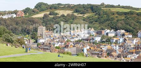 Hastings, Royaume-uni, 24, août 2023 vue générale de la vieille ville de Hastings depuis West Hill avec des collines verdoyantes en arrière-plan Banque D'Images