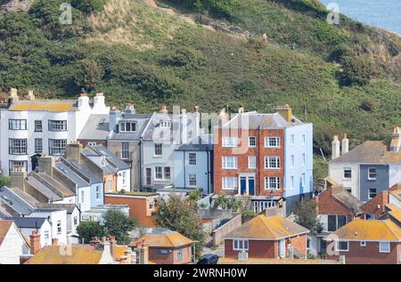 Hastings, Royaume-uni, 24, août 2023 vue générale de la vieille ville de Hastings depuis West Hill avec des collines verdoyantes en arrière-plan Banque D'Images