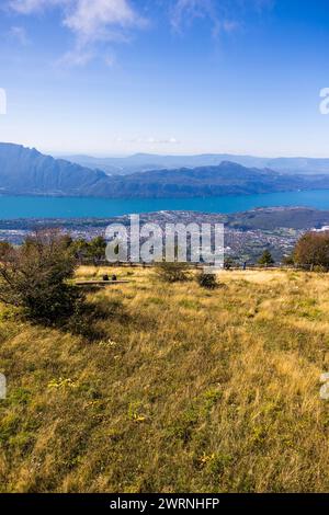 Lac du Bourget et ville d’Aix-les-bains depuis le Belvédère du Mont Revard Banque D'Images