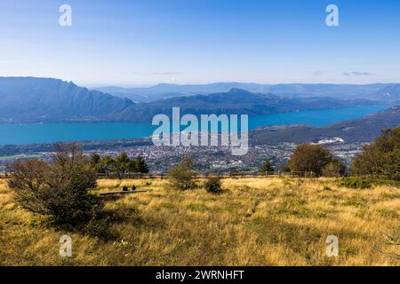 Lac du Bourget et ville d’Aix-les-bains depuis le Belvédère du Mont Revard Banque D'Images