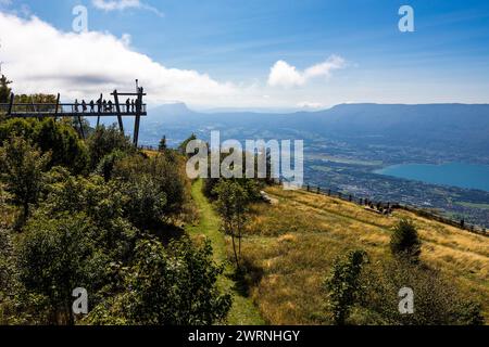 Ponton en bois du Belvédère du Mont Revard, permet une vue sur le lac du Bourget et la ville d’Aix-les-bains Banque D'Images