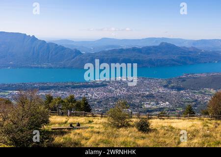 Lac du Bourget et ville d’Aix-les-bains depuis le Belvédère du Mont Revard Banque D'Images