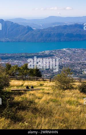 Lac du Bourget et ville d’Aix-les-bains depuis le Belvédère du Mont Revard Banque D'Images