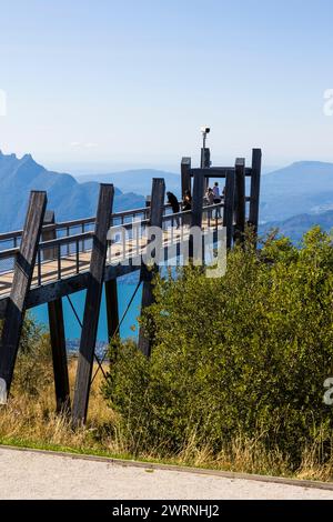 Ponton en bois du Belvédère du Mont Revard, permet une vue sur le lac du Bourget et la ville d’Aix-les-bains Banque D'Images