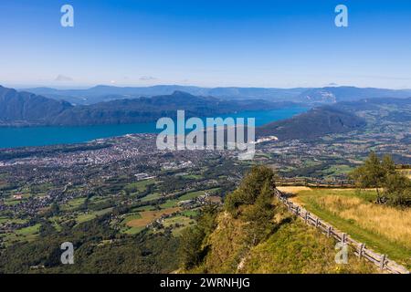 Lac du Bourget et ville d’Aix-les-bains depuis le Belvédère du Mont Revard Banque D'Images