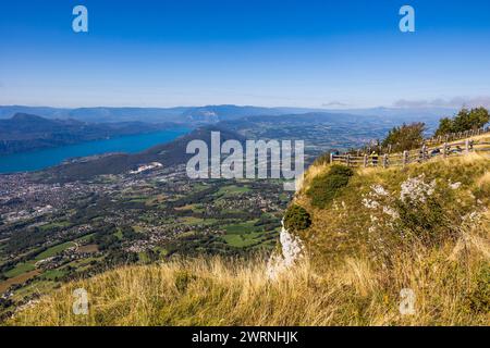 Lac du Bourget et ville d’Aix-les-bains depuis le Belvédère du Mont Revard Banque D'Images