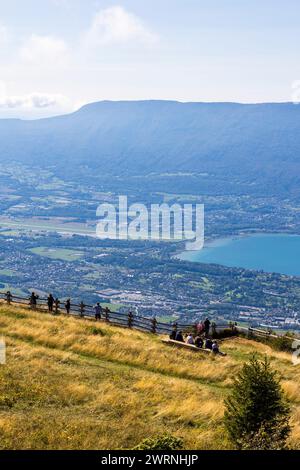 Lac du Bourget et ville d’Aix-les-bains depuis le Belvédère du Mont Revard Banque D'Images