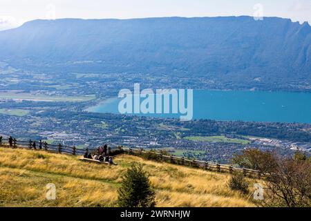 Lac du Bourget et ville d’Aix-les-bains depuis le Belvédère du Mont Revard Banque D'Images