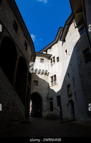 Passage de la porterie permettant l’accès au Château des Ducs de Savoie à Chambéry, habitant aujourd’hui le Préfecture de Savoie Banque D'Images