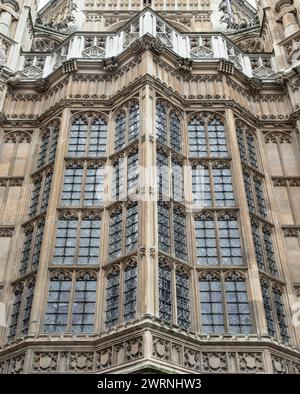 Londres, Royaume-Uni - 25 décembre 2023 - Design de détail en architecture est le palais gothique victorien de Westminster, entrée des chambres du Parlement à Westminst Banque D'Images