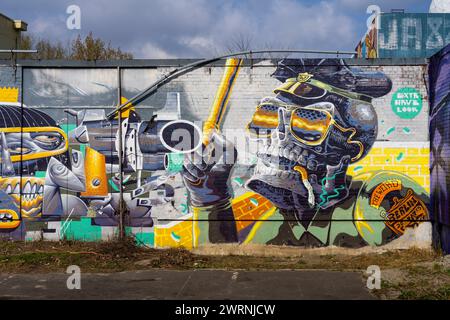 Graffiti an Gebäudewänden auf dem Gelände der ehemaligen Flugüberwachungs- und Abhörstation der US-Armee während des Kalten Krieges auf dem Teufelsberg im Grunewald in Berlin-Charlottenburg-Wilmersdorf. Banque D'Images