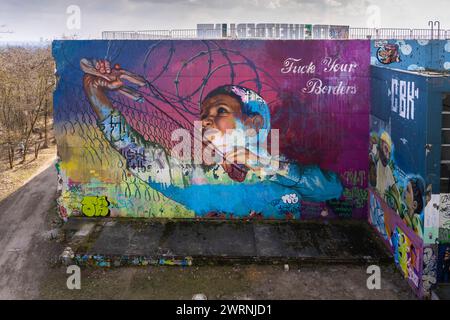 Graffiti an Gebäudewänden auf dem Gelände der ehemaligen Flugüberwachungs- und Abhörstation der US-Armee während des Kalten Krieges auf dem Teufelsberg im Grunewald in Berlin-Charlottenburg-Wilmersdorf. Banque D'Images