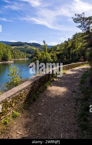 Chemin permettant de faire le tour du lac formé par le barrage de la Rive sur la rivière le Ban, dans le Parc naturel régional du Pilat Banque D'Images