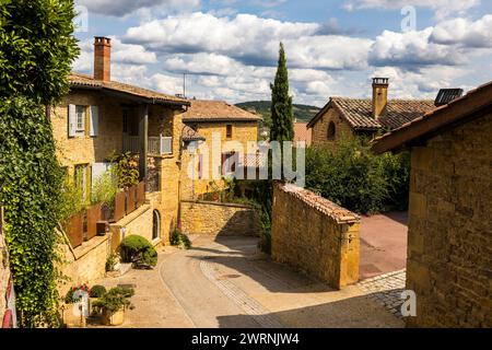 Rue et maisons en pierres dorées typique de cette région du Beaujolais dans le médiéval d’Oingt Banque D'Images