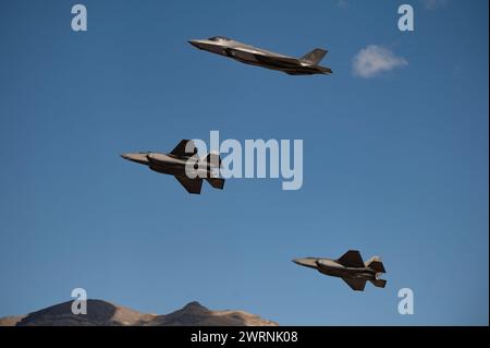 Death Valley, États-Unis. 07 mars 2024. Trois avions de chasse furtifs F-35A Lightning II de la Royal Netherlands Air Force effectuent des manœuvres à basse altitude lors de l'exercice multinational Red Flag-Nellis 24-2, le 7 mars 2024 au-dessus de Death Valley, en Californie. Crédit : SRA Megan Estrada/U.S. Air Force/Alamy Live News Banque D'Images