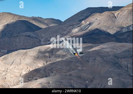 Death Valley, États-Unis. 07 mars 2024. Un avion de chasse furtif F-35A Lightning II de la Royal Netherlands Air Force effectue des manœuvres à basse altitude lors de l'exercice multinational Red Flag-Nellis 24-2, le 7 mars 2024 au-dessus de Death Valley, en Californie. Crédit : William Lewis/U.S. Air Force/Alamy Live News Banque D'Images