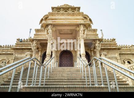 Londres, Royaume-Uni - 27 février 2024 - vue extérieure du temple Hindu Mandir Hindu Shree Sanatan. Calcaire de Jaisalmer sculpté de façon élaborée de l'entrée de th Banque D'Images