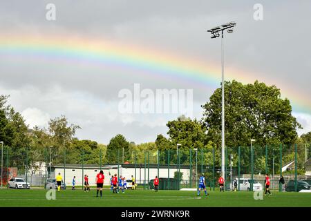 Ystrad Mynach, pays de Galles. 3 octobre 2021. Un arc-en-ciel apparaît lors de la première moitié du match de la FA Women's National League Southern premier Division entre Cardiff City Ladies et Hounslow Women au Centre of Sporting Excellence à Ystrad Mynach, au pays de Galles, au Royaume-Uni, le 3 octobre 2021. Crédit : Duncan Thomas/Majestic Media. Banque D'Images