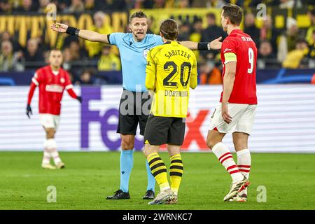 Dortmund, Allemagne. 13 mars 2024. DORTMUND, signal Iduna Park, 13-03-2024, saison 2023/2024, UEFA Champions League. Pendant le match Borussia Dortmund - PSV, l'arbitre Daniele Orsato s'entretient avec le joueur de Borussia Dortmund Marcel Sabitzer Credit : Pro Shots/Alamy Live News Banque D'Images