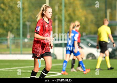 Ystrad Mynach, pays de Galles. 3 octobre 2021. Jessica Watkins de Hounslow Women lors du match de FA Women's National League Southern premier Division entre Cardiff City Ladies et Hounslow Women au Centre of Sporting Excellence à Ystrad Mynach, pays de Galles, Royaume-Uni le 3 octobre 2021. Crédit : Duncan Thomas/Majestic Media. Banque D'Images