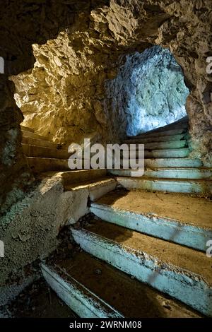 Le « chemin des 100 marches » est un tunnel du bastion austro-hongrois de la Grande Guerre du mont Celva. Trente, Trentin, Italie. Banque D'Images