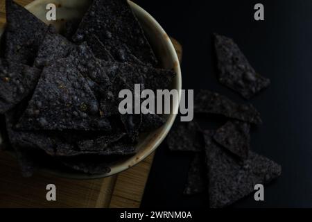 Blue Corn Tortilla Chips dans un bol, foyer sélectif Banque D'Images