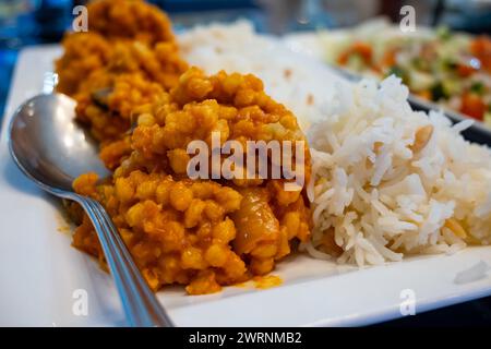 Accompagnements, mezze végétarien dans un restaurant turc, bulgur pilaf en riz Banque D'Images