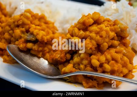 Accompagnements, mezze végétarien dans un restaurant turc, bulgur pilaf en riz Banque D'Images