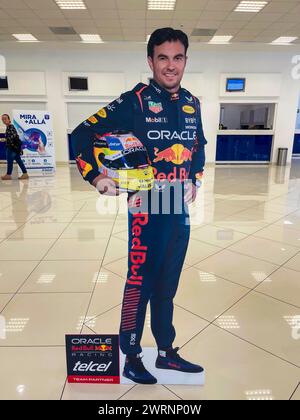 Image imprimée de Sergio Perez ou Checo Perez pilote du formulaire 1 en taille réelle d'une personne dans les bureaux de Telcel Hermosillo Mexique. Publicité, Marketing, parrainage Red Bull, oracle, casque (© photo Luis Gutierrez/Norte photo) Imagen Impresa de Sergio Perez o Checo Perez piloto de la forma 1 en tamaño Real de una perosna en las oficas de Telcel Hermosillo Mexico. Publicidad, Marketing, Red Bull patrocinio , oracle, casco (© photo Luis Gutierrez/Norte photo) Banque D'Images