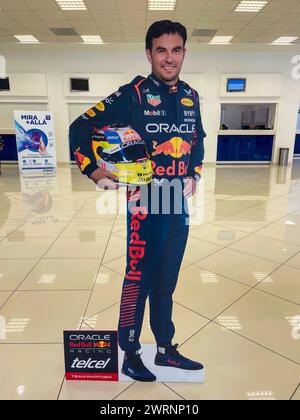 Image imprimée de Sergio Perez ou Checo Perez pilote du formulaire 1 en taille réelle d'une personne dans les bureaux de Telcel Hermosillo Mexique. Publicité, Marketing, parrainage Red Bull, oracle, casque (© photo Luis Gutierrez/Norte photo) Imagen Impresa de Sergio Perez o Checo Perez piloto de la forma 1 en tamaño Real de una perosna en las oficas de Telcel Hermosillo Mexico. Publicidad, Marketing, Red Bull patrocinio , oracle, casco (© photo Luis Gutierrez/Norte photo) Banque D'Images