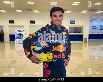 Image imprimée de Sergio Perez ou Checo Perez pilote du formulaire 1 en taille réelle d'une personne dans les bureaux de Telcel Hermosillo Mexique. Publicité, Marketing, parrainage Red Bull, oracle, casque (© photo Luis Gutierrez/Norte photo) Imagen Impresa de Sergio Perez o Checo Perez piloto de la forma 1 en tamaño Real de una perosna en las oficas de Telcel Hermosillo Mexico. Publicidad, Marketing, Red Bull patrocinio , oracle, casco (© photo Luis Gutierrez/Norte photo) Banque D'Images
