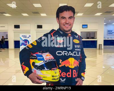 Image imprimée de Sergio Perez ou Checo Perez pilote du formulaire 1 en taille réelle d'une personne dans les bureaux de Telcel Hermosillo Mexique. Publicité, Marketing, parrainage Red Bull, oracle, casque (© photo Luis Gutierrez/Norte photo) Imagen Impresa de Sergio Perez o Checo Perez piloto de la forma 1 en tamaño Real de una perosna en las oficas de Telcel Hermosillo Mexico. Publicidad, Marketing, Red Bull patrocinio , oracle, casco (© photo Luis Gutierrez/Norte photo) Banque D'Images