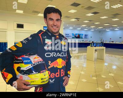 Image imprimée de Sergio Perez ou Checo Perez pilote du formulaire 1 en taille réelle d'une personne dans les bureaux de Telcel Hermosillo Mexique. Publicité, Marketing, parrainage Red Bull, oracle, casque (© photo Luis Gutierrez/Norte photo) Imagen Impresa de Sergio Perez o Checo Perez piloto de la forma 1 en tamaño Real de una perosna en las oficas de Telcel Hermosillo Mexico. Publicidad, Marketing, Red Bull patrocinio , oracle, casco (© photo Luis Gutierrez/Norte photo) Banque D'Images