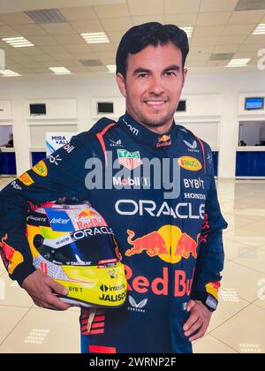 Image imprimée de Sergio Perez ou Checo Perez pilote du formulaire 1 en taille réelle d'une personne dans les bureaux de Telcel Hermosillo Mexique. Publicité, Marketing, parrainage Red Bull, oracle, casque (© photo Luis Gutierrez/Norte photo) Imagen Impresa de Sergio Perez o Checo Perez piloto de la forma 1 en tamaño Real de una perosna en las oficas de Telcel Hermosillo Mexico. Publicidad, Marketing, Red Bull patrocinio , oracle, casco (© photo Luis Gutierrez/Norte photo) Banque D'Images