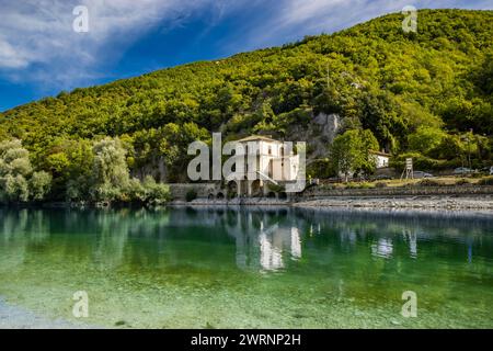 Le lac enchanteur de Scanno, dans les Abruzzes, dans la province de L'Aquila, situé entre les montagnes marsiciennes. La petite église de Santa Maria dell'Annu Banque D'Images