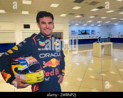 Image imprimée de Sergio Perez ou Checo Perez pilote du formulaire 1 en taille réelle d'une personne dans les bureaux de Telcel Hermosillo Mexique. Publicité, Marketing, parrainage Red Bull, oracle, casque (© photo Luis Gutierrez/Norte photo) Imagen Impresa de Sergio Perez o Checo Perez piloto de la forma 1 en tamaño Real de una perosna en las oficas de Telcel Hermosillo Mexico. Publicidad, Marketing, Red Bull patrocinio , oracle, casco (© photo Luis Gutierrez/Norte photo) Banque D'Images