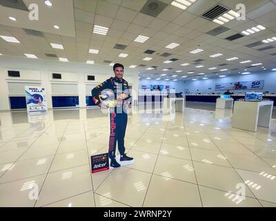 Image imprimée de Sergio Perez ou Checo Perez pilote du formulaire 1 en taille réelle d'une personne dans les bureaux de Telcel Hermosillo Mexique. Publicité, Marketing, parrainage Red Bull, oracle, casque (© photo Luis Gutierrez/Norte photo) Imagen Impresa de Sergio Perez o Checo Perez piloto de la forma 1 en tamaño Real de una perosna en las oficas de Telcel Hermosillo Mexico. Publicidad, Marketing, Red Bull patrocinio , oracle, casco (© photo Luis Gutierrez/Norte photo) Banque D'Images