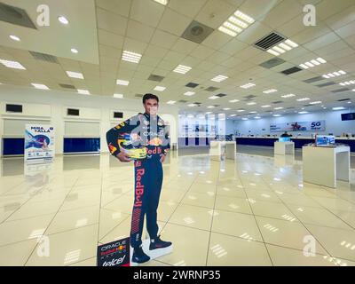 Image imprimée de Sergio Perez ou Checo Perez pilote du formulaire 1 en taille réelle d'une personne dans les bureaux de Telcel Hermosillo Mexique. Publicité, Marketing, parrainage Red Bull, oracle, casque (© photo Luis Gutierrez/Norte photo) Imagen Impresa de Sergio Perez o Checo Perez piloto de la forma 1 en tamaño Real de una perosna en las oficas de Telcel Hermosillo Mexico. Publicidad, Marketing, Red Bull patrocinio , oracle, casco (© photo Luis Gutierrez/Norte photo) Banque D'Images