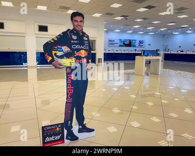 Image imprimée de Sergio Perez ou Checo Perez pilote du formulaire 1 en taille réelle d'une personne dans les bureaux de Telcel Hermosillo Mexique. Publicité, Marketing, parrainage Red Bull, oracle, casque (© photo Luis Gutierrez/Norte photo) Imagen Impresa de Sergio Perez o Checo Perez piloto de la forma 1 en tamaño Real de una perosna en las oficas de Telcel Hermosillo Mexico. Publicidad, Marketing, Red Bull patrocinio , oracle, casco (© photo Luis Gutierrez/Norte photo) Banque D'Images