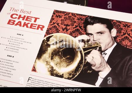 Viersen, Allemagne - 1er mars. 2024 : gros plan de l'album vinyle Chet Baker Jazz (Focus sur le centre) Banque D'Images