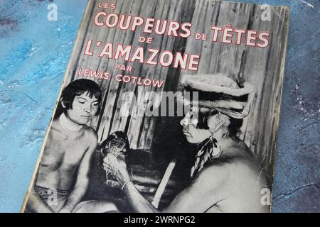 Viersen, Allemagne - 1er mars. 2024 : gros plan de Lewis Cotlow livre couverture Amazon Head Hunters sur les têtes humaines rétrécies culture jivaroan indigène, frenc Banque D'Images