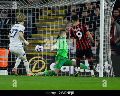 Bournemouth, Royaume-Uni. , 2024. Bournemouth, Angleterre, 13 mars 2024 : Dominic Solanke de Bournemouth (à droite) marque le premier but de son équipe lors du match de premier League entre Bournemouth et Luton Town au Vitality Stadium de Bournemouth, en Angleterre. (David Horton/SPP) crédit : SPP Sport Press photo. /Alamy Live News Banque D'Images