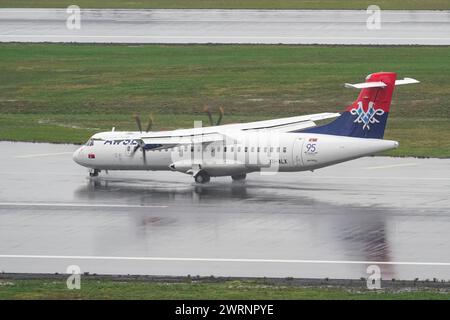 ISTANBUL, TURKIYE - 15 OCTOBRE 2022 : Air Serbia ATR 72-600 (1466) atterrissant à l'aéroport international d'Istanbul Banque D'Images