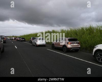 capesterre belle eau, guadeloupe, france - 21 janvier 2024 : embouteillage sur autoroute en raison d'un accident de voiture, voitures sur le côté pour faciliter la mission de sauvetage Banque D'Images